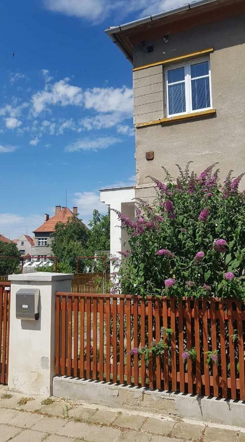 Penzion Flora Жатец Екстер'єр фото